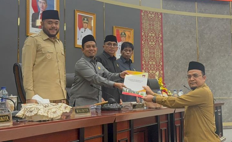 Sekretaris DPRD Padang Hendrizal Azhar serahkan draf keputusan DPRD terkait KUA PPAS 2027 kepada Ketua DPRD Muharlion.